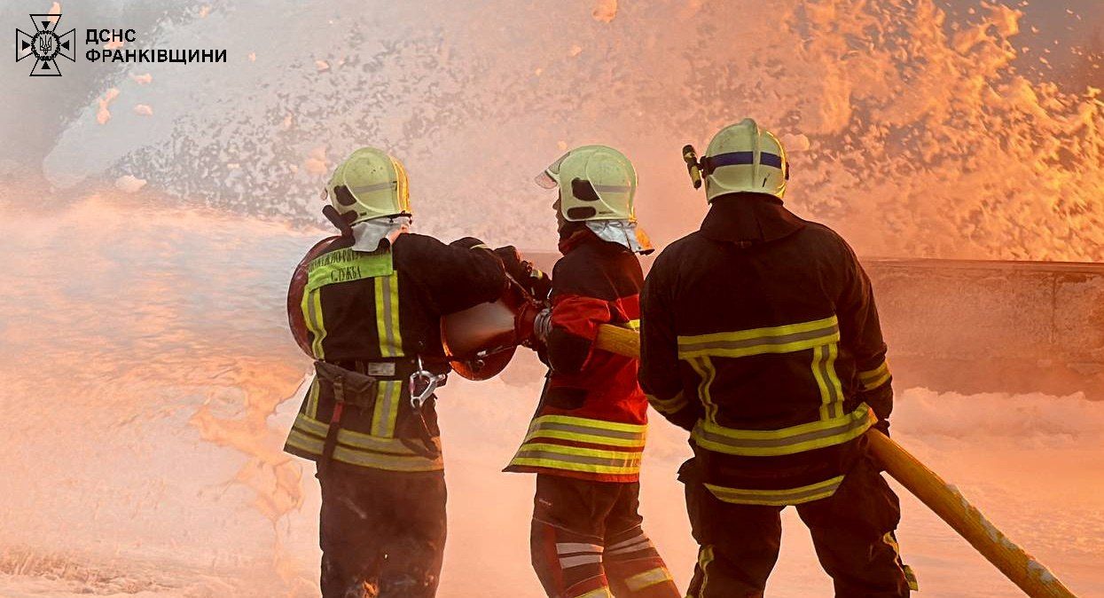Наслідки нічної атаки ворога: масштабна пожежа на промисловому об'єкті 1