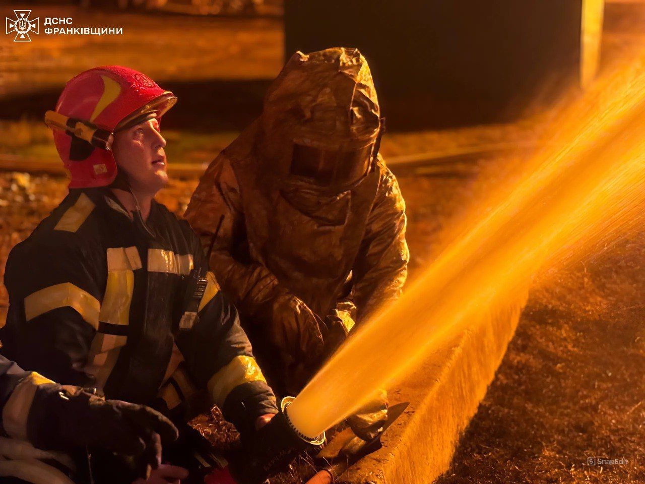 Наслідки нічної атаки ворога: масштабна пожежа на промисловому об'єкті 4