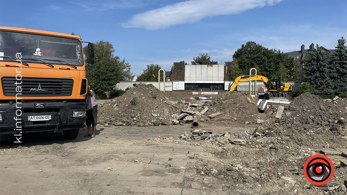 Після ексгумації: меморіальні плити на площі Скорботи у Коломиї демонтували і перенесли на кладовище 8