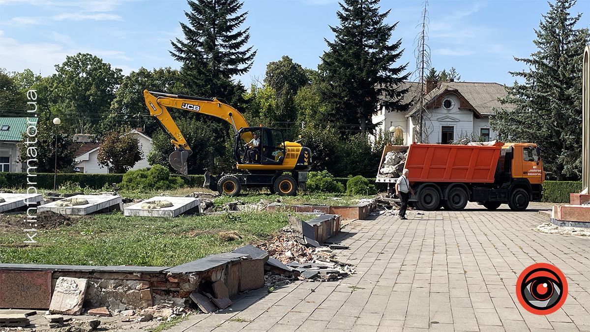 Після ексгумації: меморіальні плити на площі Скорботи у Коломиї демонтували і перенесли на кладовище 7