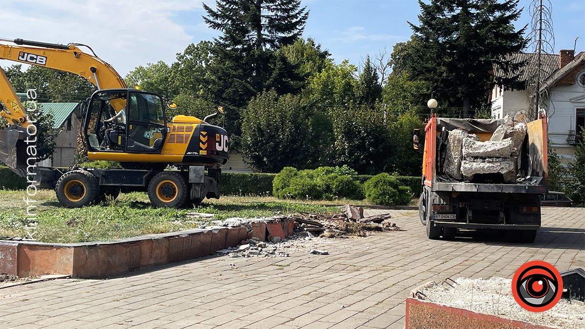 Після ексгумації: меморіальні плити на площі Скорботи у Коломиї демонтували і перенесли на кладовище 3