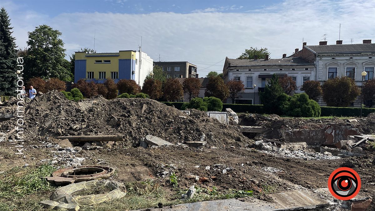 Після ексгумації: меморіальні плити на площі Скорботи у Коломиї демонтували і перенесли на кладовище 2