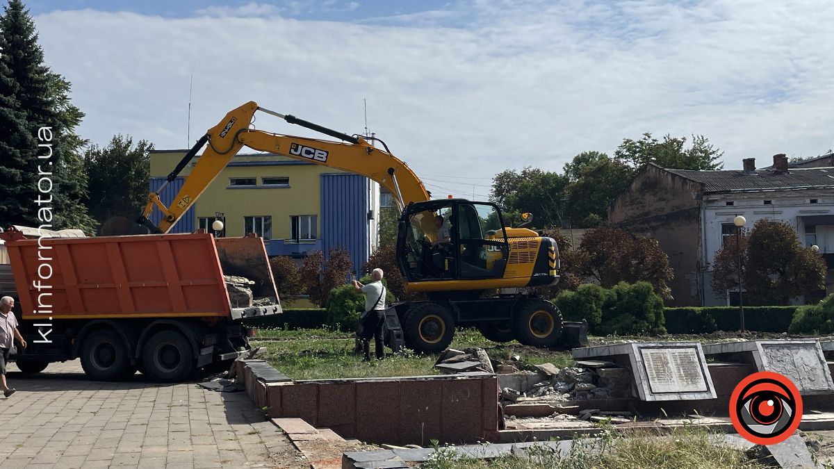 Після ексгумації: меморіальні плити на площі Скорботи у Коломиї демонтували і перенесли на кладовище 1