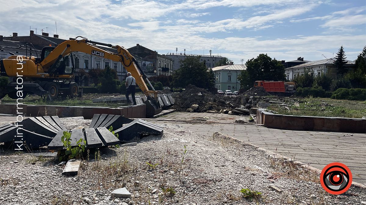 Після ексгумації: меморіальні плити на площі Скорботи у Коломиї демонтували і перенесли на кладовище 5