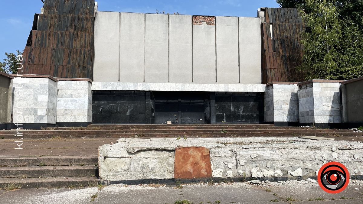 Після ексгумації: меморіальні плити на площі Скорботи у Коломиї демонтували і перенесли на кладовище 6