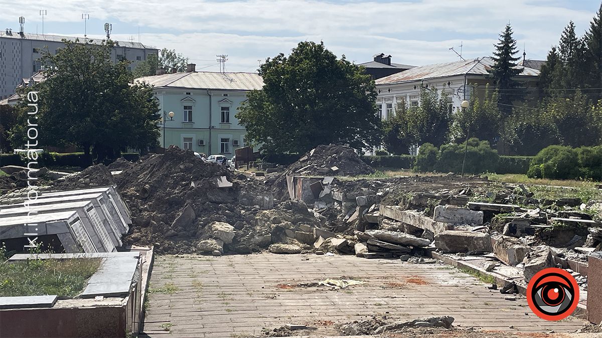 Після ексгумації: меморіальні плити на площі Скорботи у Коломиї демонтували і перенесли на кладовище 4
