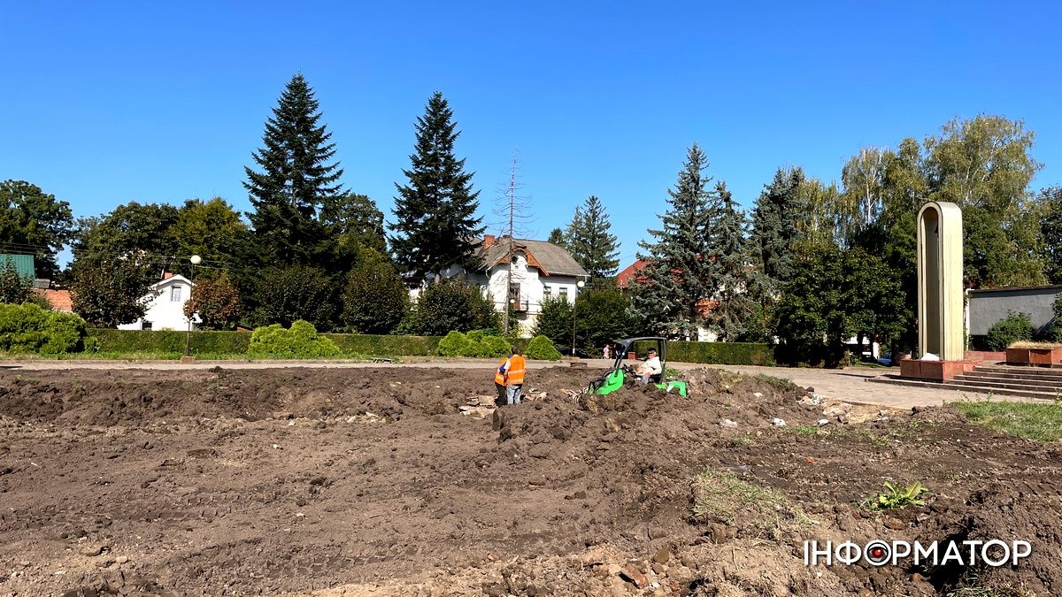Все рівно: що після ексгумації відбувається на площі в Коломиї | ВІДЕО 2