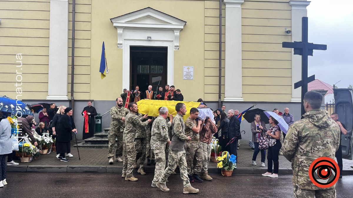 Залишилося троє дітей: у Коломиї прощалися з загиблим воїном Олександром Рогозіним 22