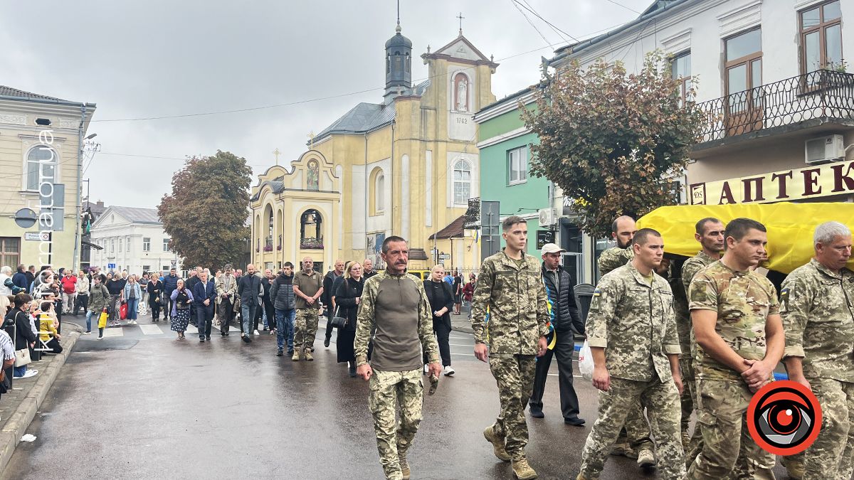Залишилося троє дітей: у Коломиї прощалися з загиблим воїном Олександром Рогозіним 13