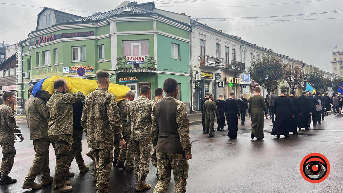 Залишилося троє дітей: у Коломиї прощалися з загиблим воїном Олександром Рогозіним 12