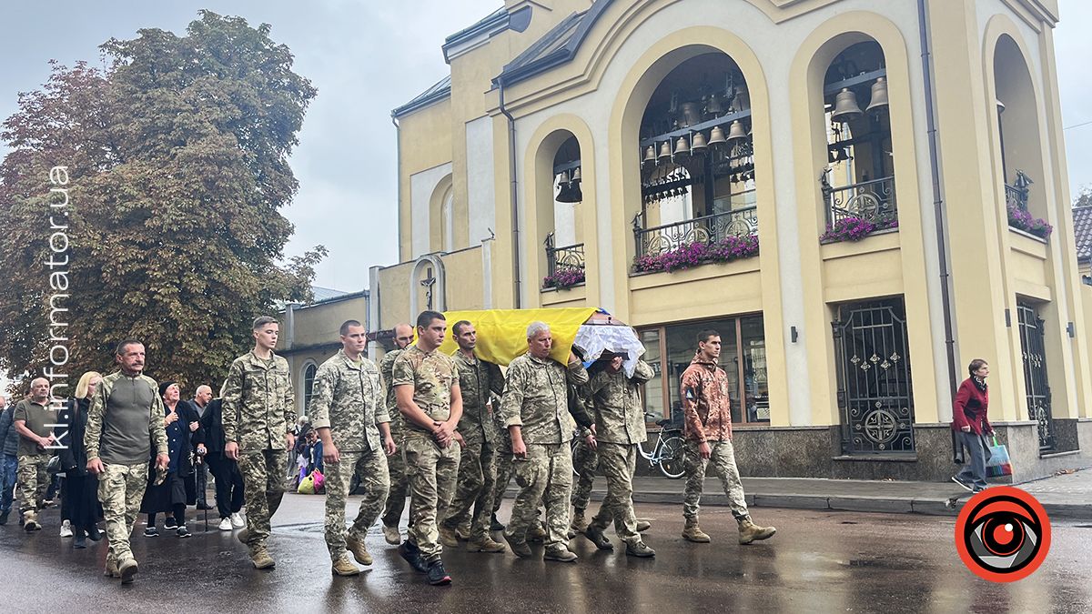 Залишилося троє дітей: у Коломиї прощалися з загиблим воїном Олександром Рогозіним 11