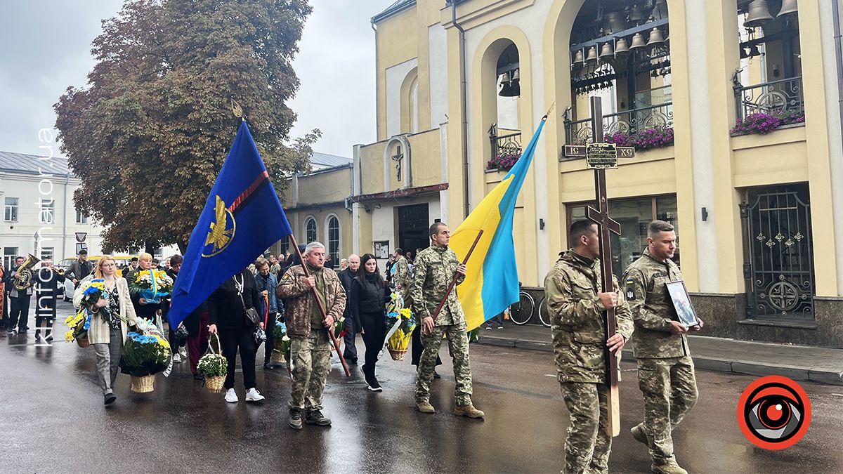 Залишилося троє дітей: у Коломиї прощалися з загиблим воїном Олександром Рогозіним 9