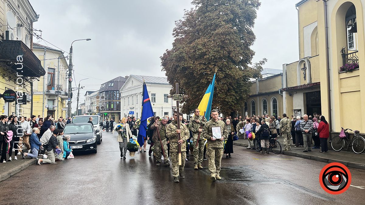 Залишилося троє дітей: у Коломиї прощалися з загиблим воїном Олександром Рогозіним 8