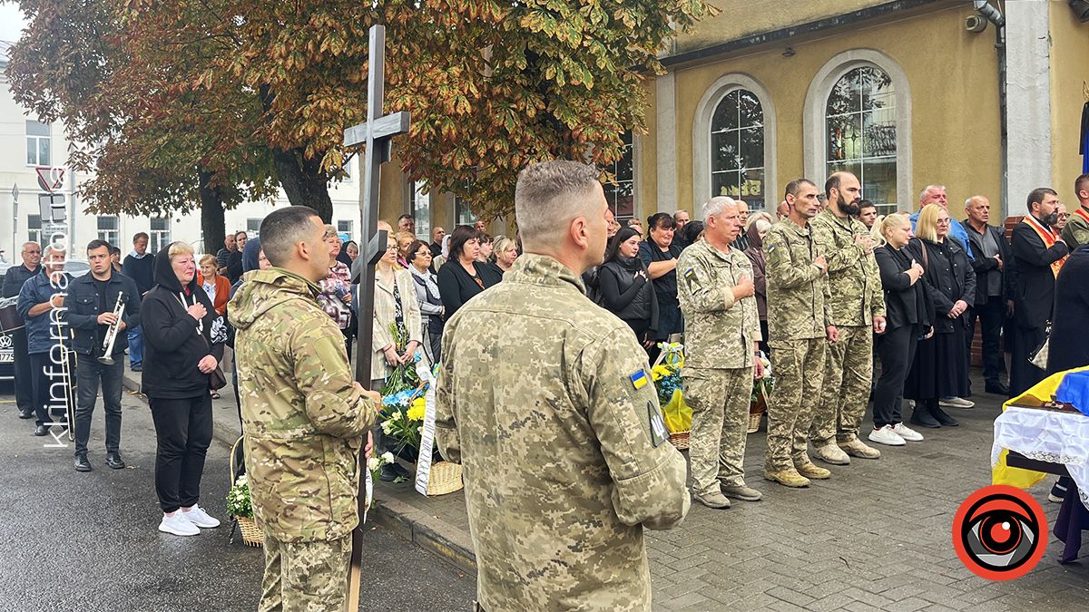 Залишилося троє дітей: у Коломиї прощалися з загиблим воїном Олександром Рогозіним 7