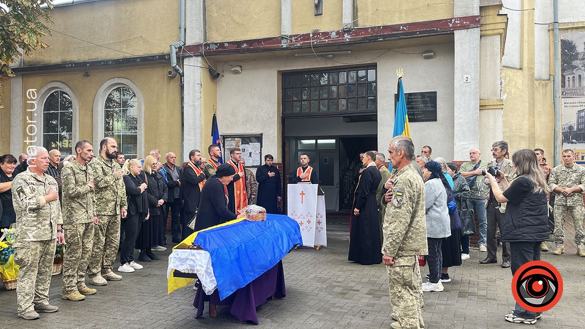 Залишилося троє дітей: у Коломиї прощалися з загиблим воїном Олександром Рогозіним 6