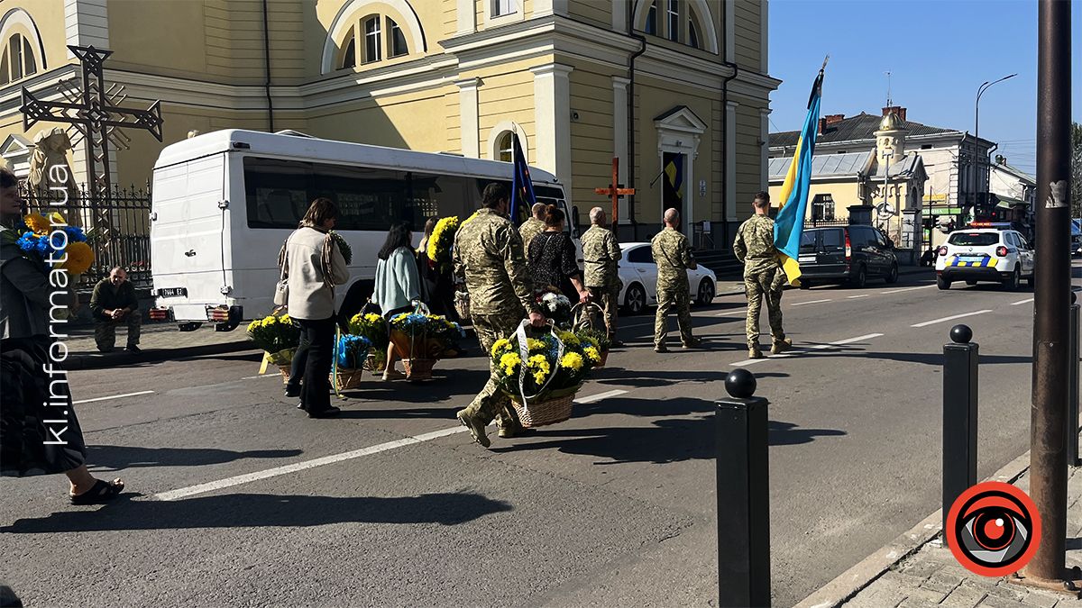 Назавжди 48...У Коломиї попрощалися з загиблим Ярославом Пукасом 16