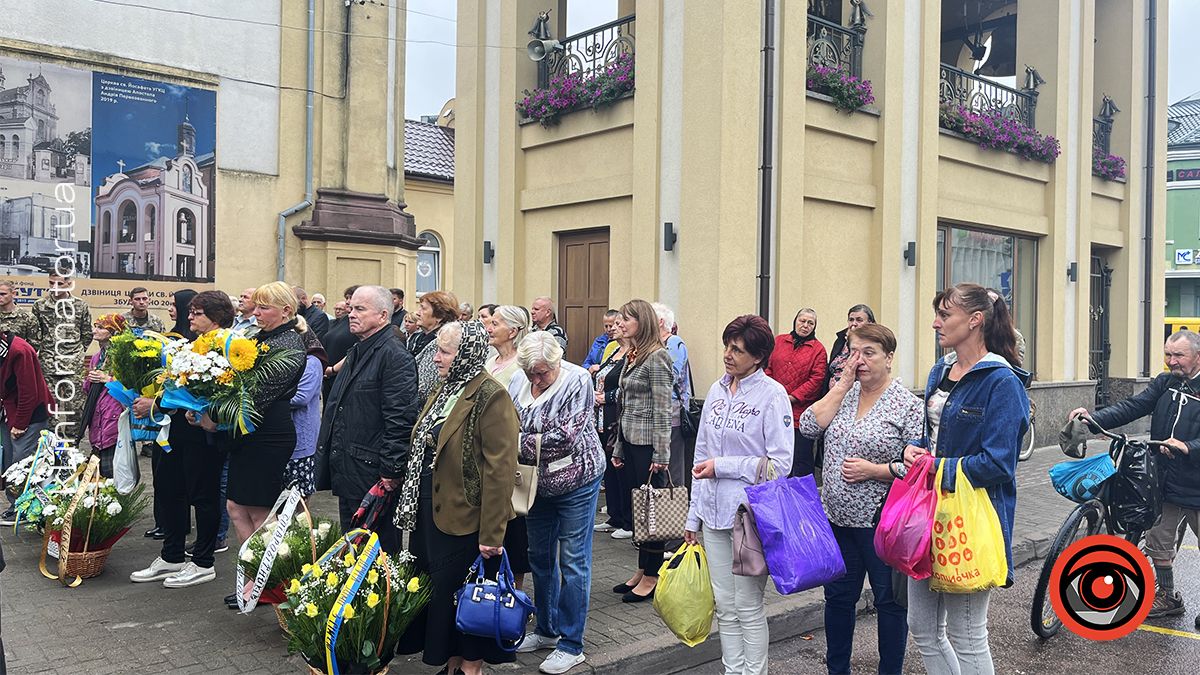 Залишилося троє дітей: у Коломиї прощалися з загиблим воїном Олександром Рогозіним 5