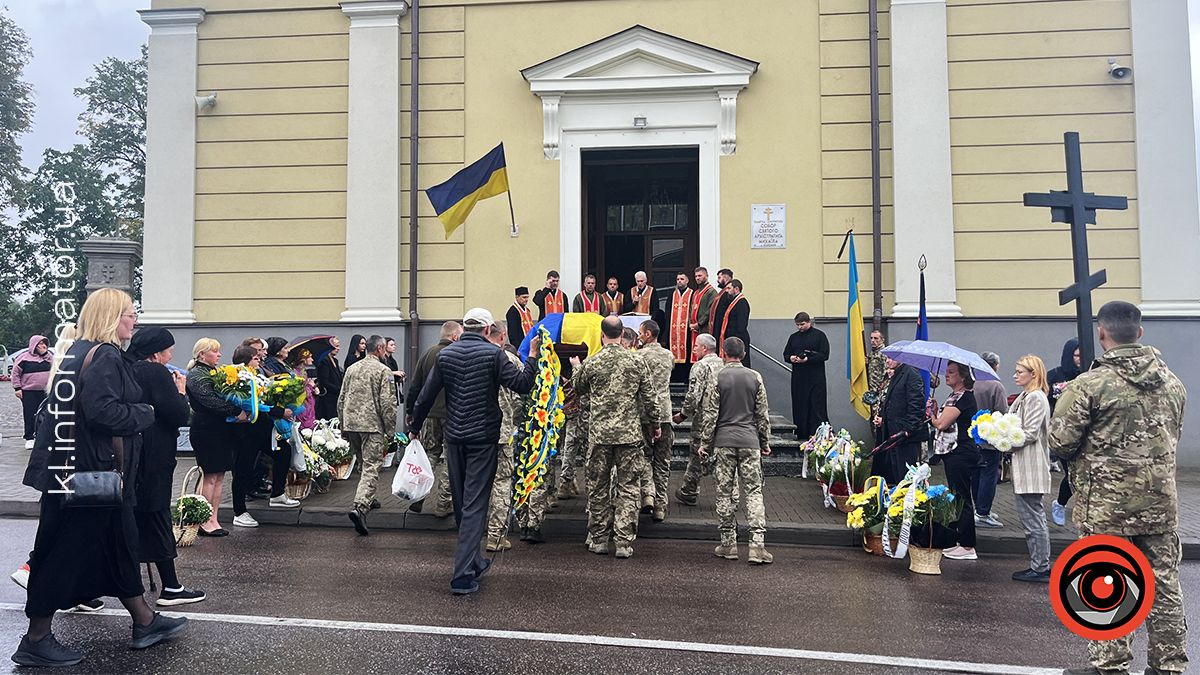 Залишилося троє дітей: у Коломиї прощалися з загиблим воїном Олександром Рогозіним 21