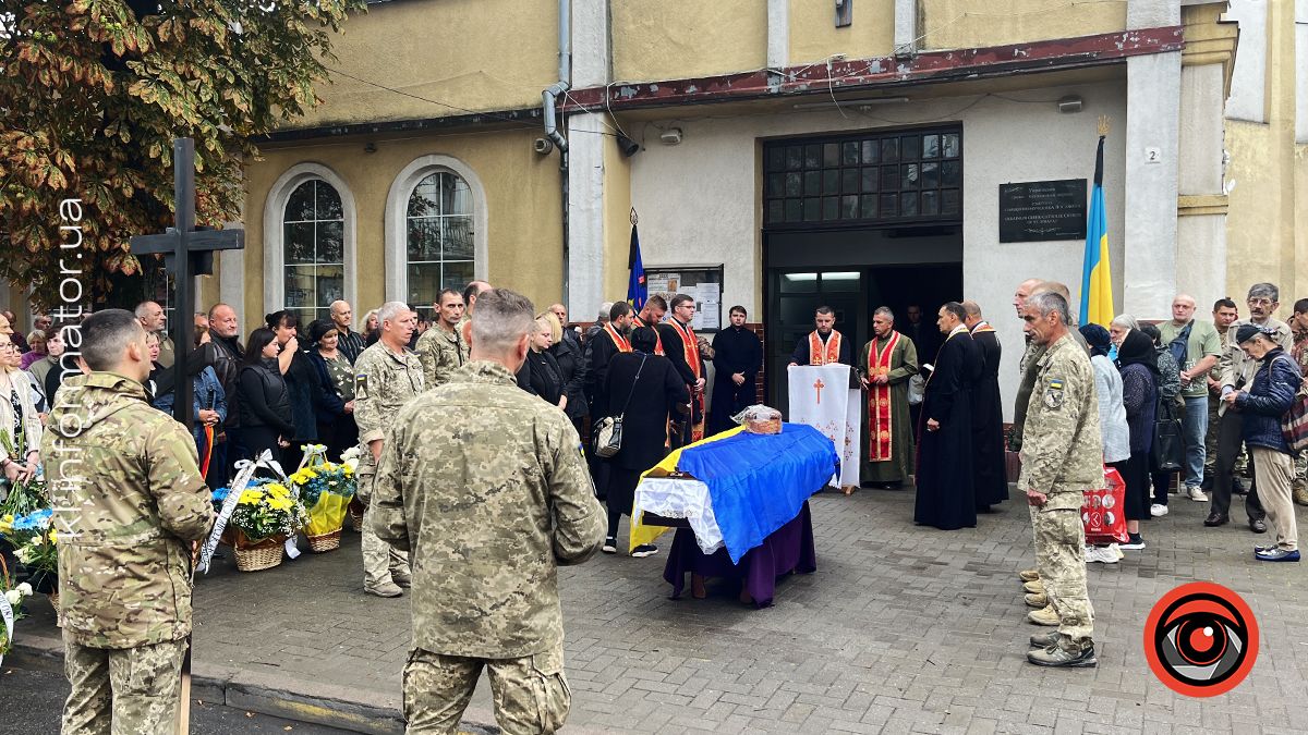 Залишилося троє дітей: у Коломиї прощалися з загиблим воїном Олександром Рогозіним 4