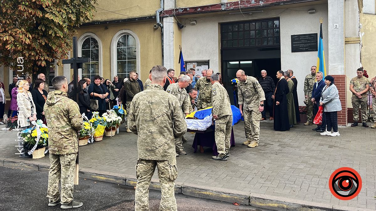 Залишилося троє дітей: у Коломиї прощалися з загиблим воїном Олександром Рогозіним 3