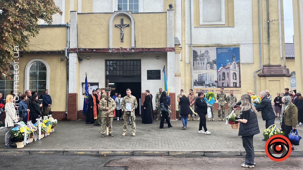 Залишилося троє дітей: у Коломиї прощалися з загиблим воїном Олександром Рогозіним 2