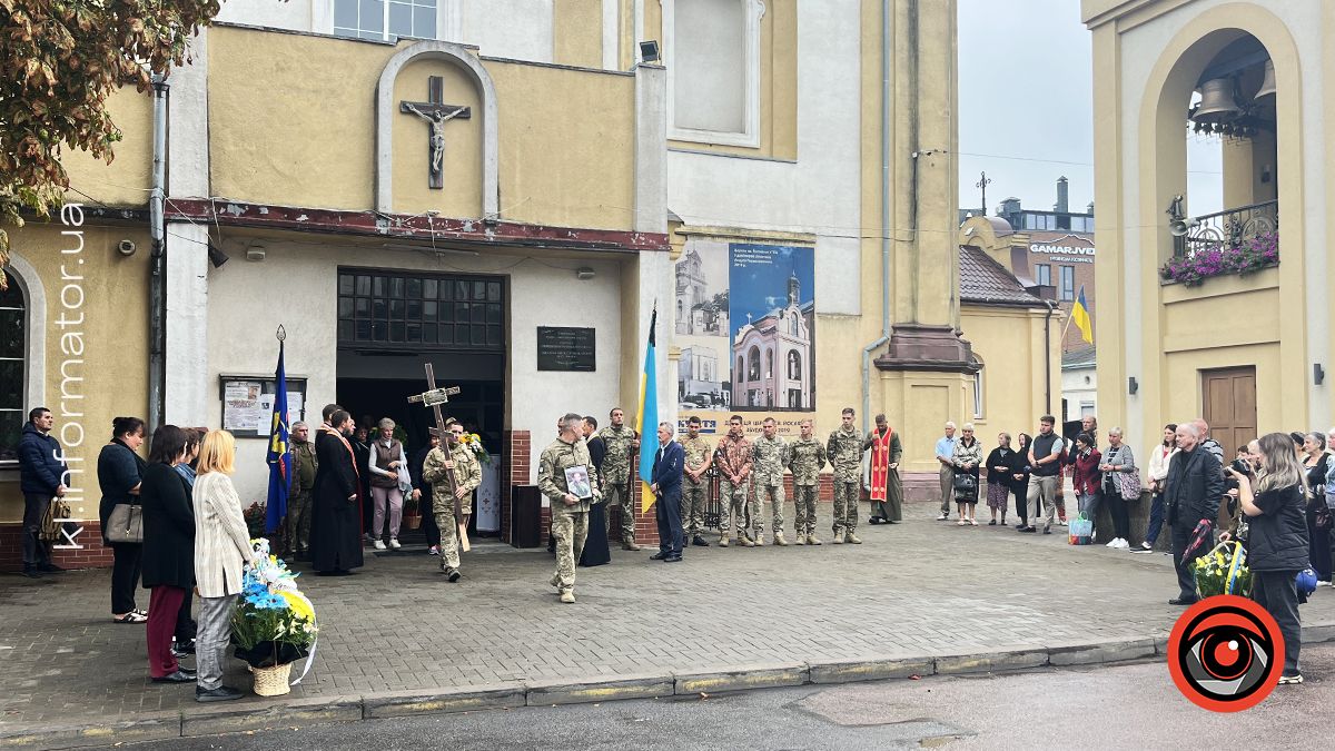 Залишилося троє дітей: у Коломиї прощалися з загиблим воїном Олександром Рогозіним 1
