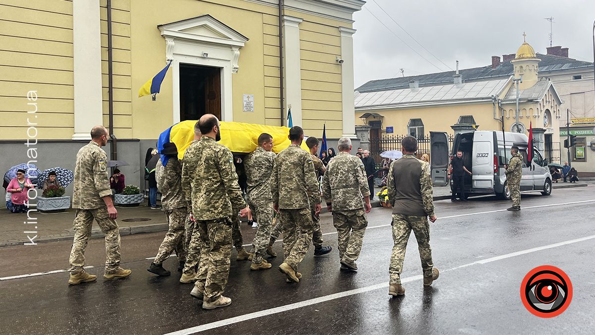 Залишилося троє дітей: у Коломиї прощалися з загиблим воїном Олександром Рогозіним 20