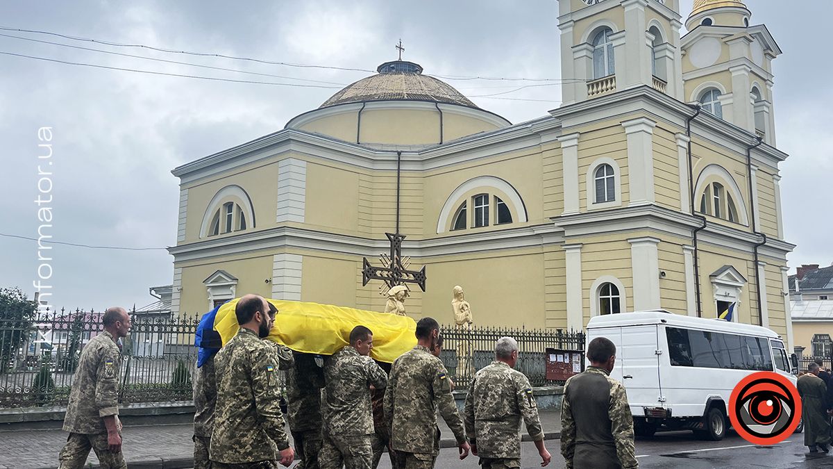 Залишилося троє дітей: у Коломиї прощалися з загиблим воїном Олександром Рогозіним 19