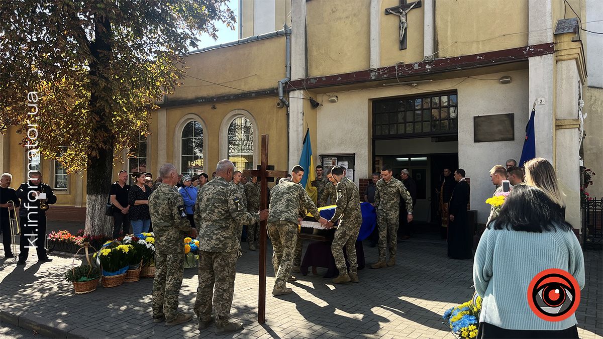 Назавжди 48...У Коломиї попрощалися з загиблим Ярославом Пукасом 4