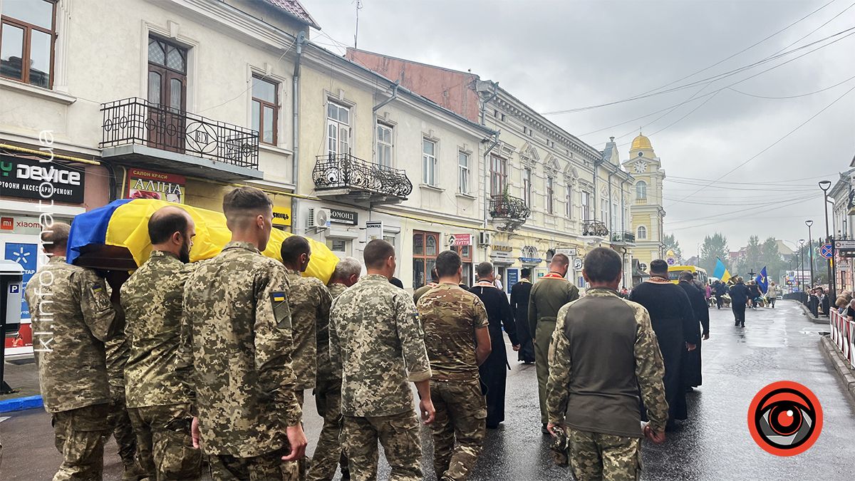 Залишилося троє дітей: у Коломиї прощалися з загиблим воїном Олександром Рогозіним 18