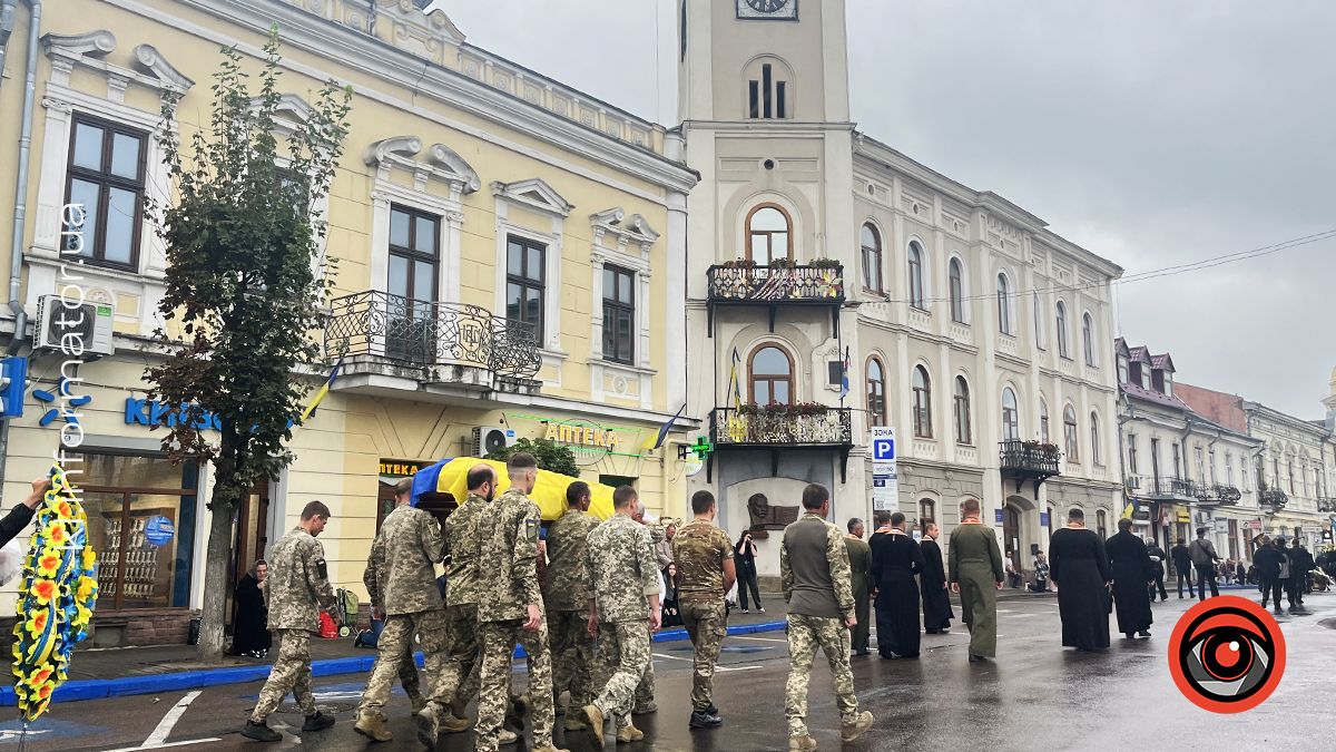 Залишилося троє дітей: у Коломиї прощалися з загиблим воїном Олександром Рогозіним 17