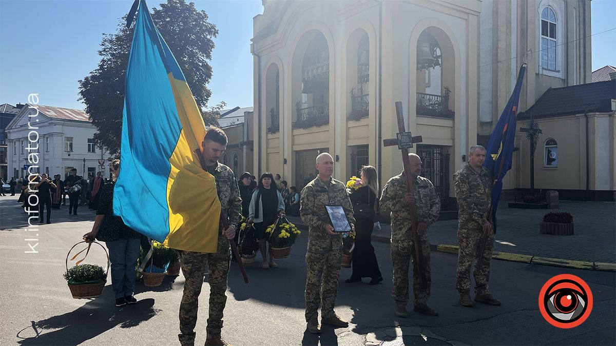 Назавжди 48...У Коломиї попрощалися з загиблим Ярославом Пукасом 8