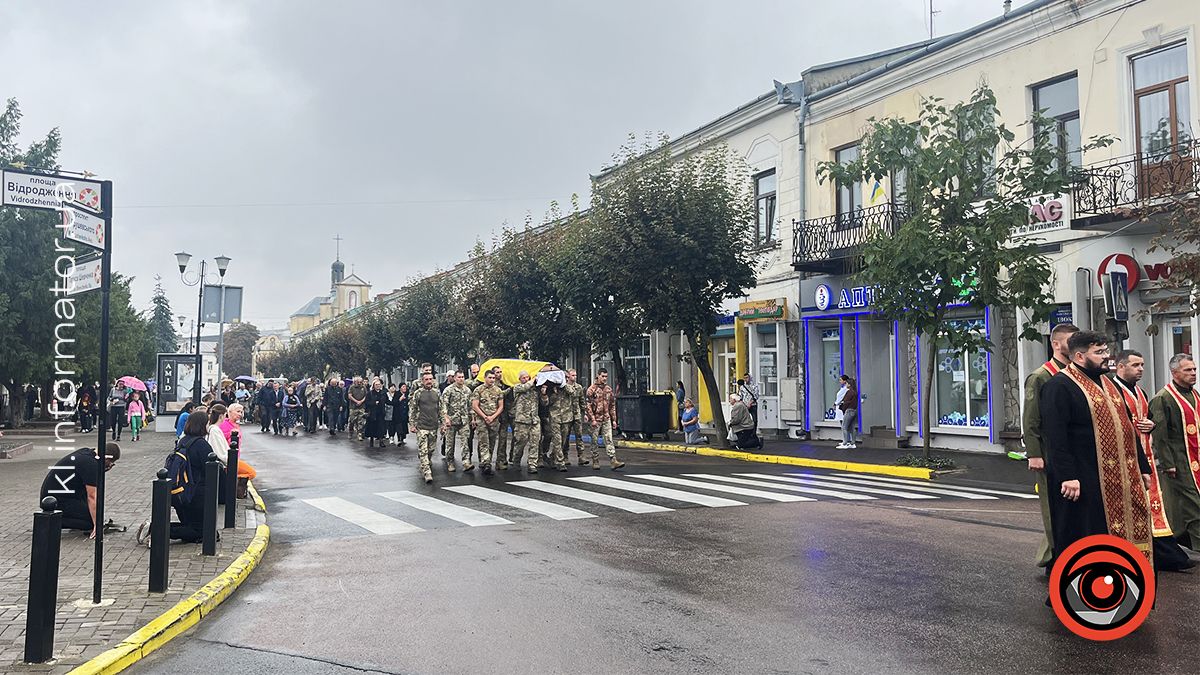 Залишилося троє дітей: у Коломиї прощалися з загиблим воїном Олександром Рогозіним 15