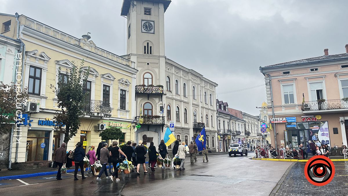 Залишилося троє дітей: у Коломиї прощалися з загиблим воїном Олександром Рогозіним 16