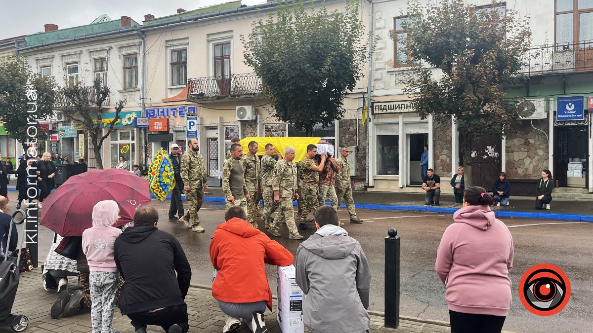 Залишилося троє дітей: у Коломиї прощалися з загиблим воїном Олександром Рогозіним 14