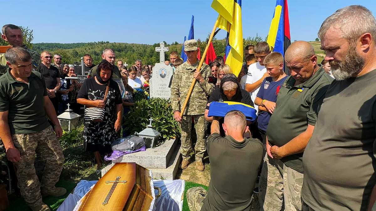 У Надвірній попрощалися з воїном Василем Ревуцьким 5