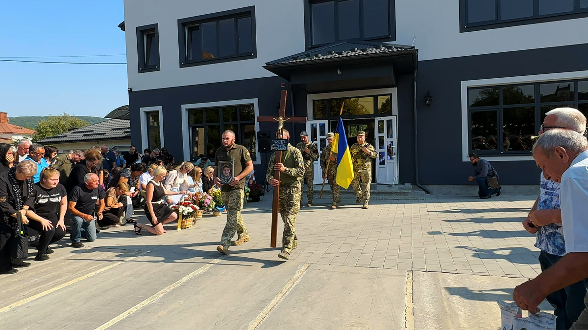 У Надвірній попрощалися з воїном Василем Ревуцьким 1