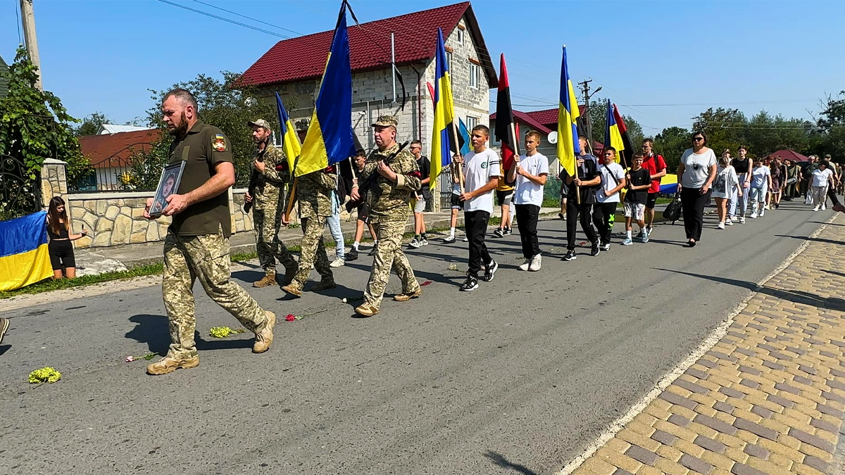 У Надвірній попрощалися з воїном Василем Ревуцьким 3