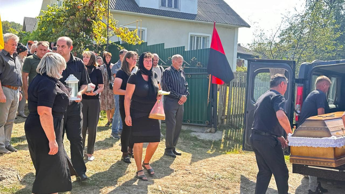 Надвірнянщина провела в останню дорогу захисника Любомира Василенка 2