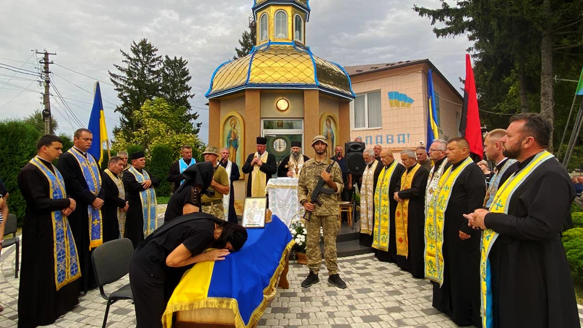 У Городенці зустріли скорботний кортеж з тілом захисника Ігоря Левицького 3