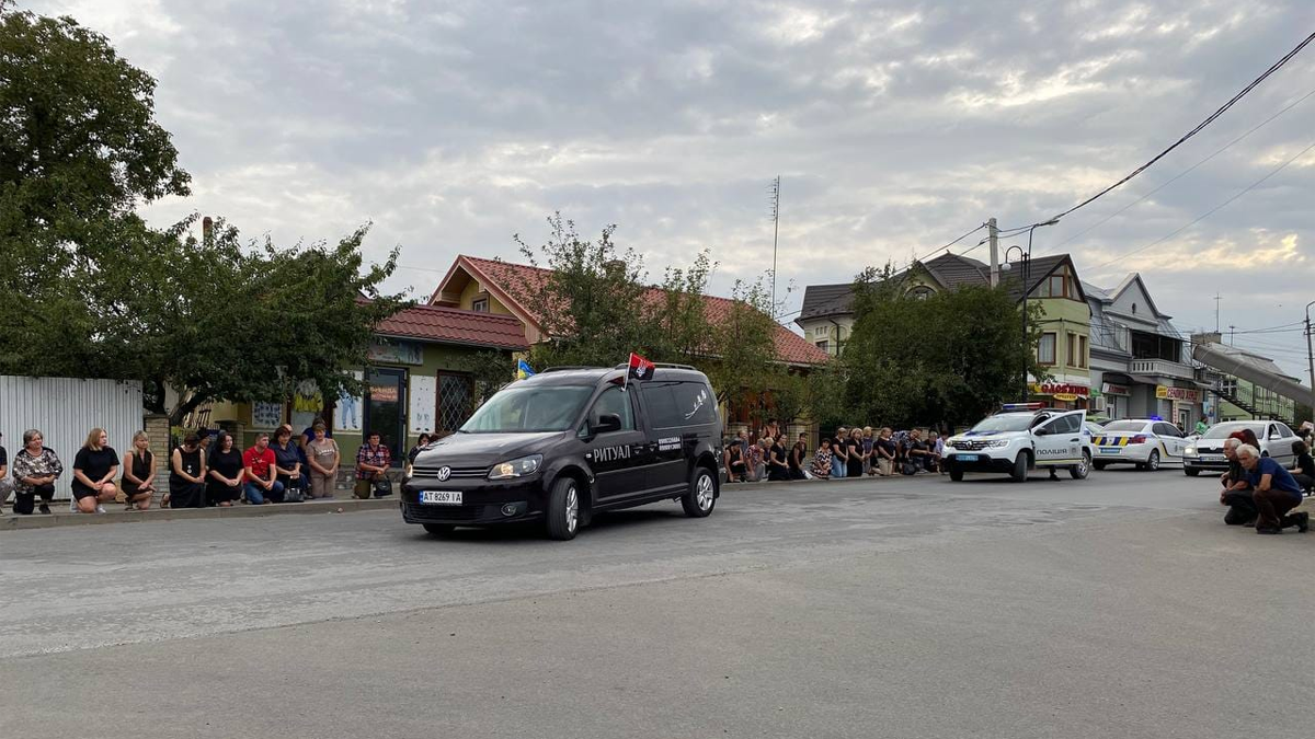 У Городенці зустріли скорботний кортеж з тілом захисника Ігоря Левицького 1