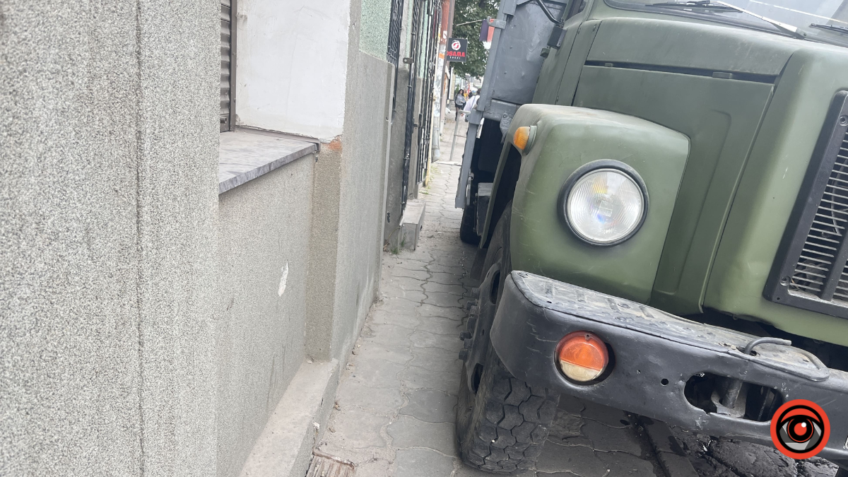 Рагульське паркування в центрі Коломиї: вантажівка знову заблокувала тротуар на Валовій 1