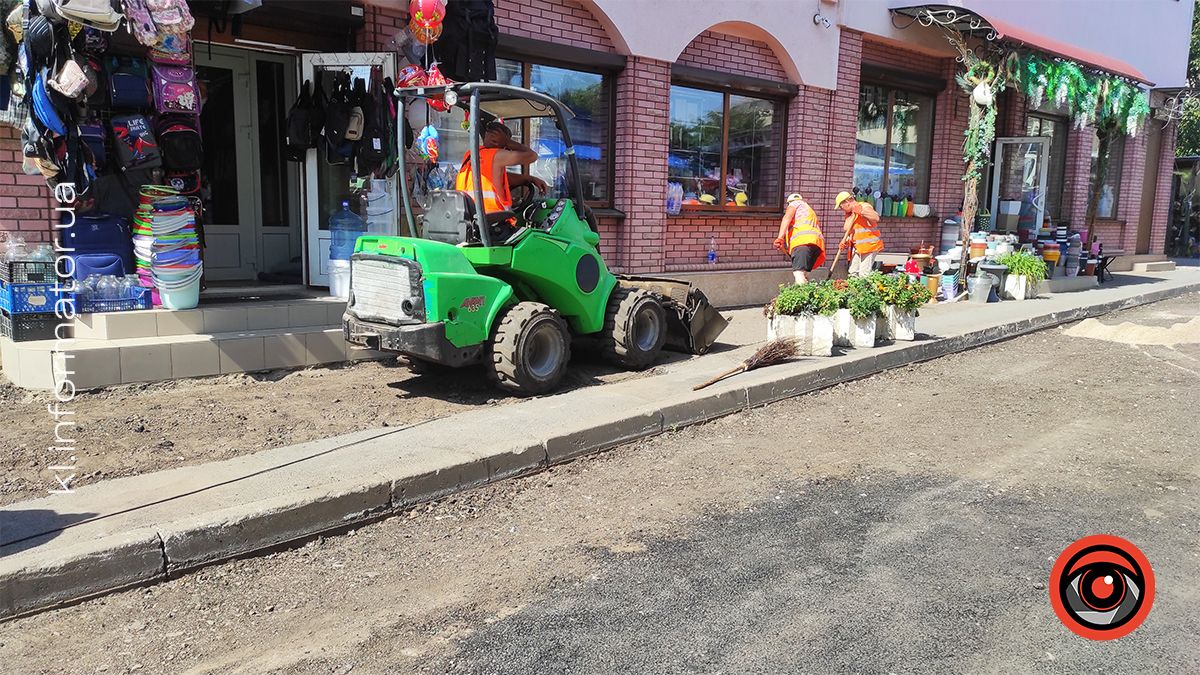 Комунальники завершують ремонт дороги до ринку в Коломиї 2