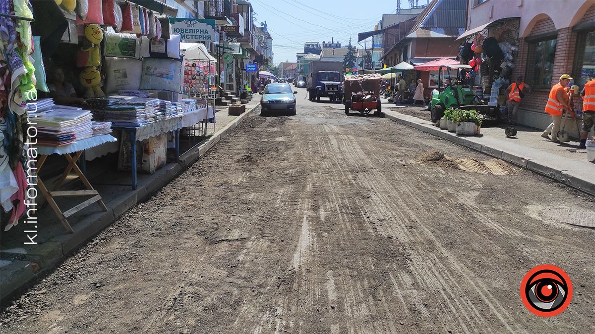 Комунальники завершують ремонт дороги до ринку в Коломиї 3