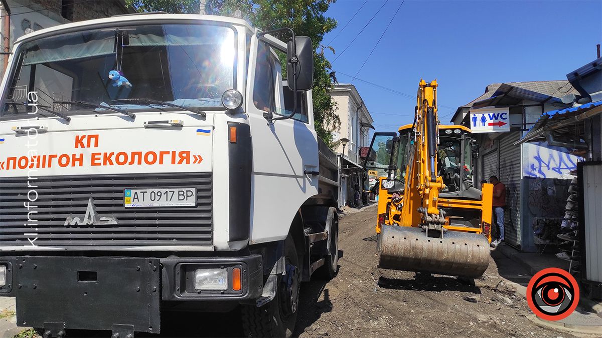 Комунальники завершують ремонт дороги до ринку в Коломиї 1