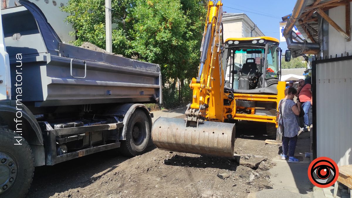 Комунальники завершують ремонт дороги до ринку в Коломиї 4