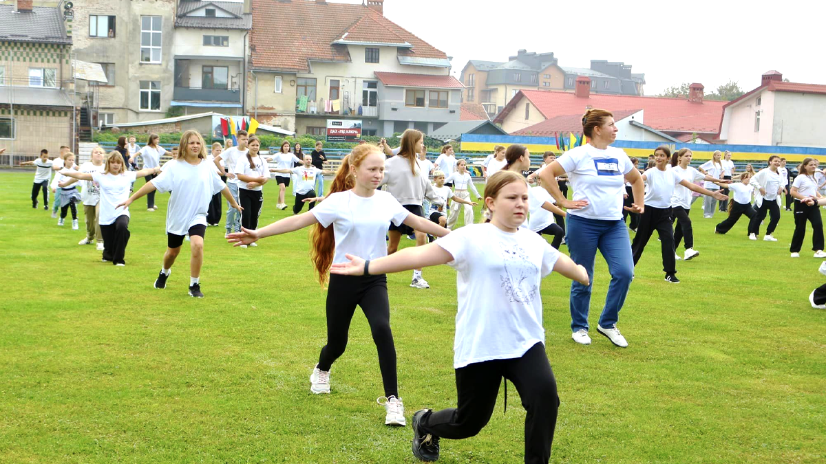 Понад 200 коломийських школярів долучилися до руханки на стадіоні "Юність" 1