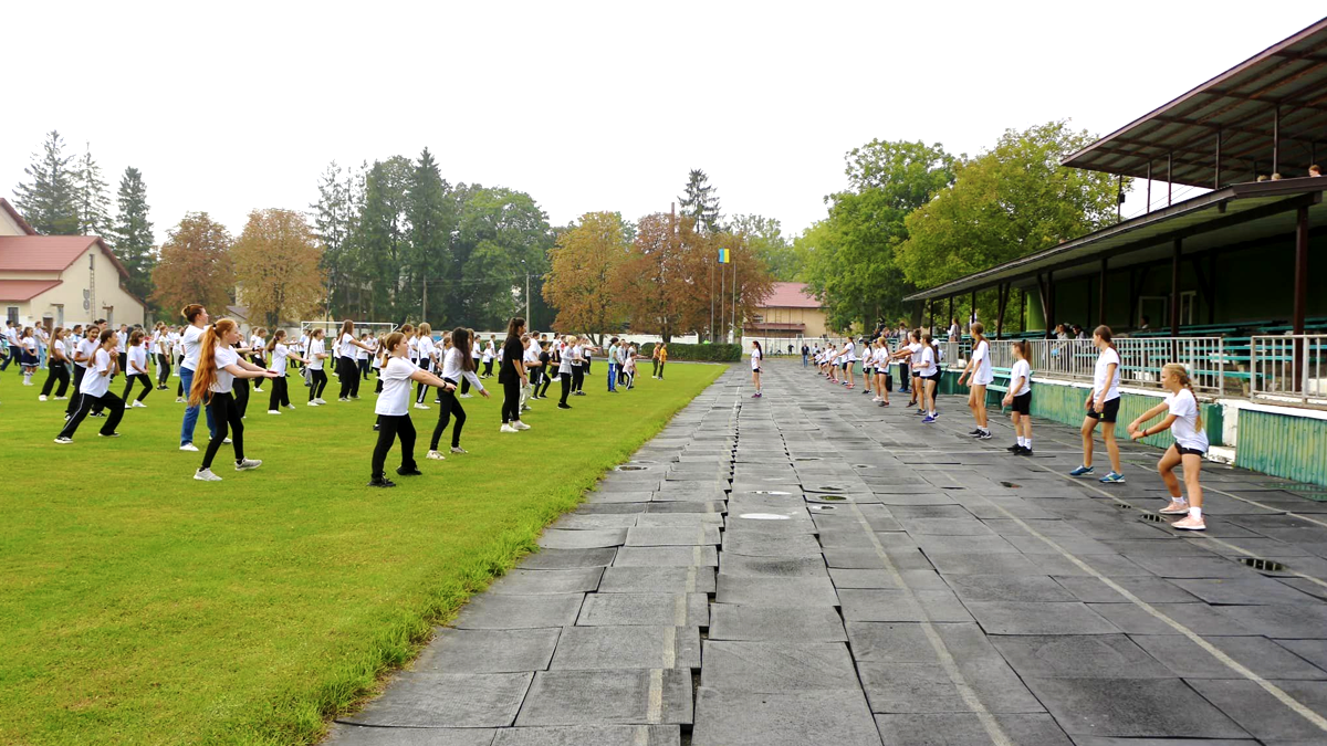 Понад 200 коломийських школярів долучилися до руханки на стадіоні "Юність" 2