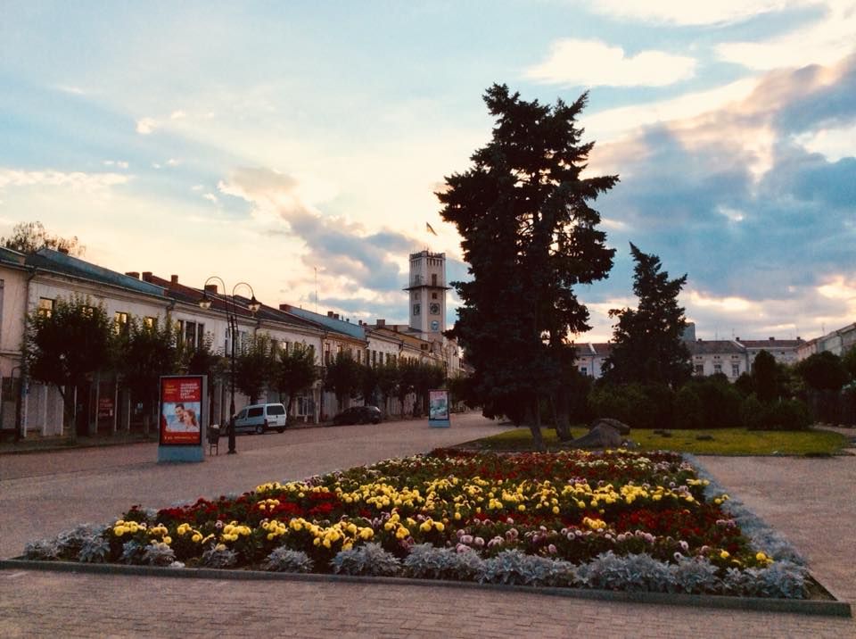 Сьогодні цієї хвої на площі Шевченка не зустрінеш. Натомість є фонтан