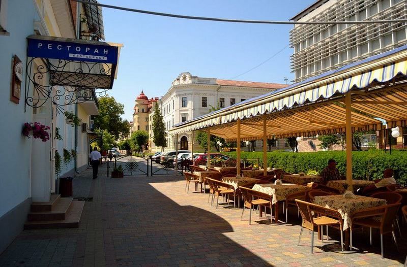 Зараз красу вул. Кобринського закриває перехожим павільйон